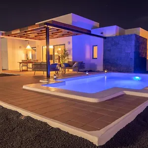 https://villalia-a8.in-canary-islands.com